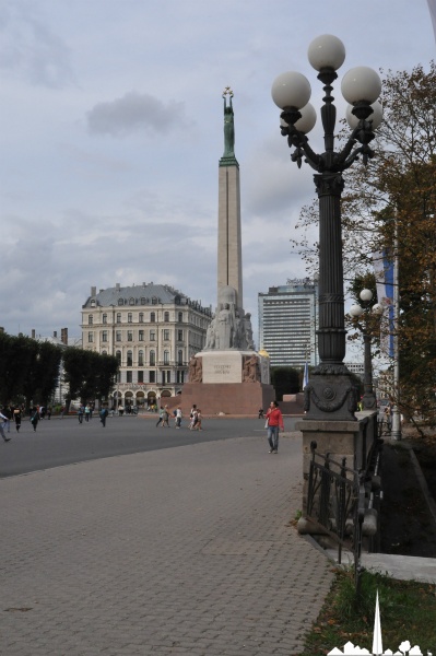 L'hôtel Radisson Blu au loing derrière le monument de la Liberté