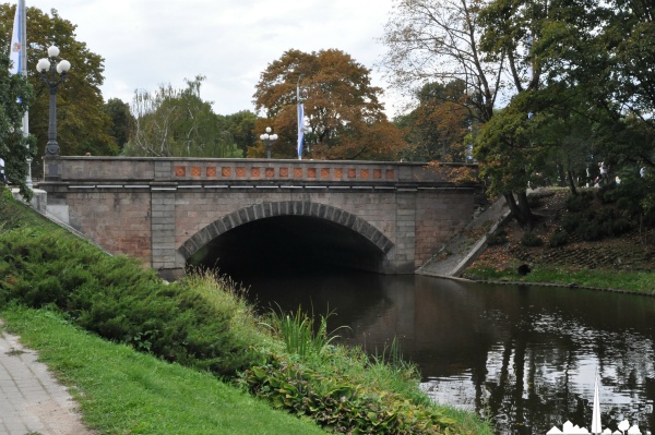 Pont sur le canal traversant le parc