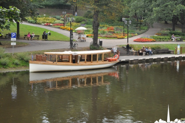 Bateau traditionnel pour une croisière sur le canal et le long du fleuve Daugava