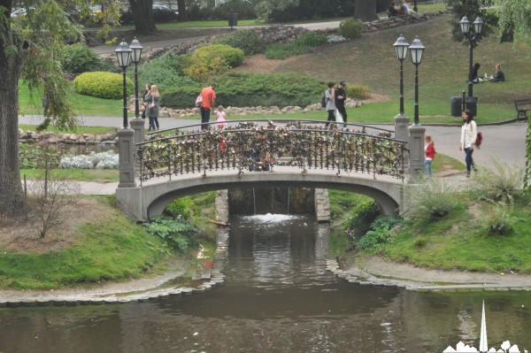 Pont aux cadenas sur le canal