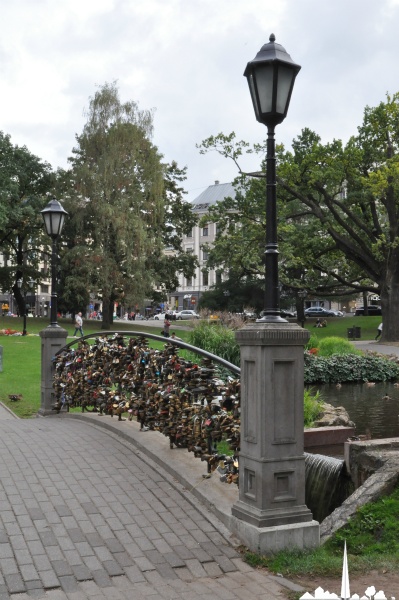 Pont aux cadenas sur le canal