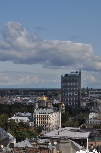 Au loing l'égise orthdoxe de la Nativité du Christ et l'hôtel Radisson Blu