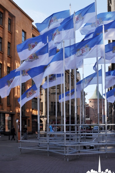 Drapeux de la lettonie  masquant la tour de poudre