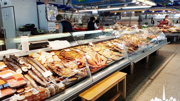 Un étalage dans le hangar du marché aux poissons