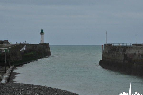 Saint-Valery-en-Caux - Le Phare et l'entrée du port